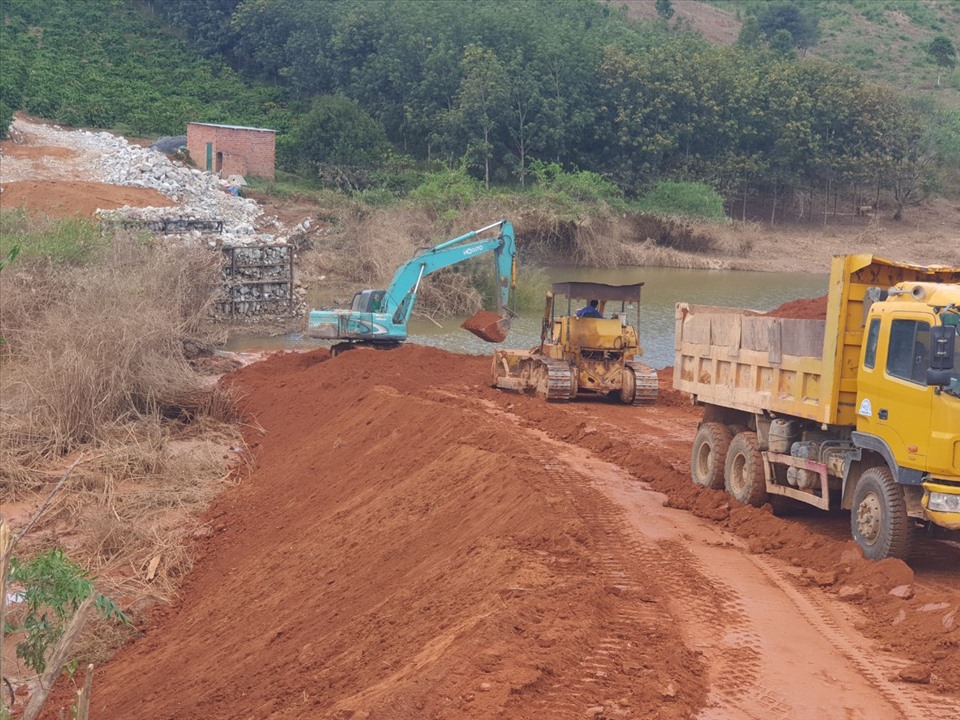 Nhiều nhân công của Cty thủy điện đang xây dựng tuyến đường, cầu cống. Ảnh T.Tuấn