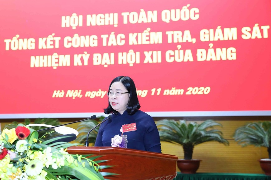 Bà Bùi Thị Thu Hoài, Ủy viên Trung ương Đảng, Phó Chủ nhiệm Ủy ban Kiểm tra Trung ương trình bày Báo cáo tổng kết công tác kiểm tra, giám sát nhiệm kỳ Đại hội XII.
