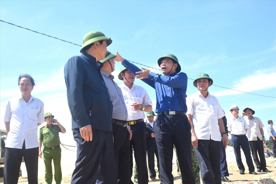 Phó Trưởng Ban Chỉ đạo Trung ương về PCTT Nguyễn Xuân Cường kiểm tra khắc phục lũ lụt tại miền Trung. Ảnh: OMARD