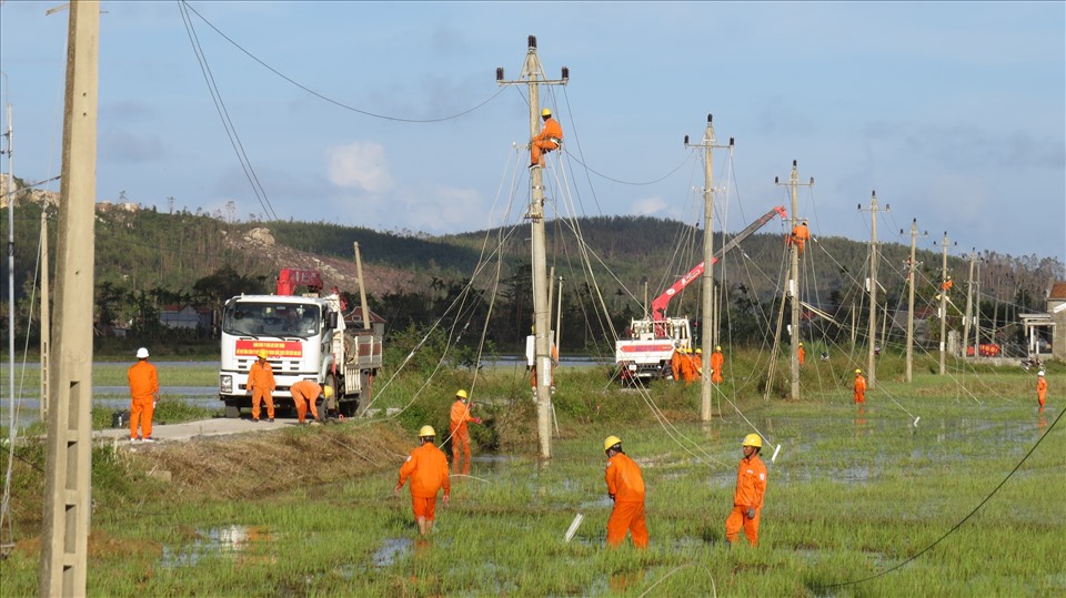 Các Công ty Điện lực Ninh Thuận, Bình Thuận, Lâm Đồng cử nhóm công tác gần 100 thành viên đến các tỉnh miền Trung hỗ trợ khắc phục sự cố lưới điện sau bão số 9. Ảnh EVNSPC cung cấp.