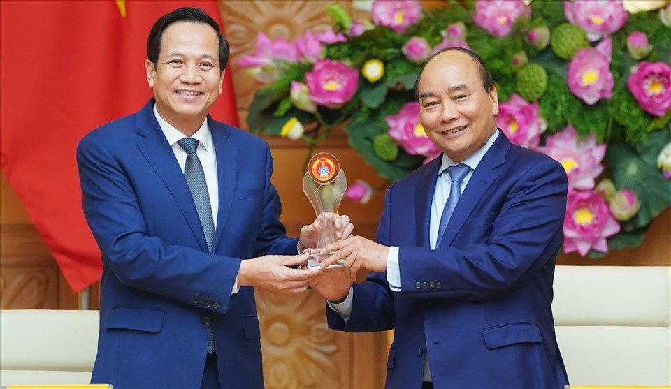 Bộ trưởng Đào Ngọc Dung trân trọng gửi tặng Thủ tướng biểu trưng của Lễ Tuyên dương những tấm gương sáng thầm lặng vì cộng đồng. Ảnh Nhật Bắc