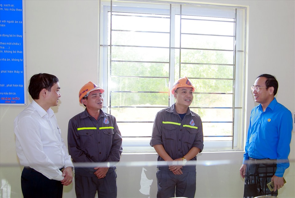 ông Trần Quang Huy –   Chủ tịch Công đoàn Công Thương Việt Nam (bên phải) động viên người lao động. Ảnh: CĐCT