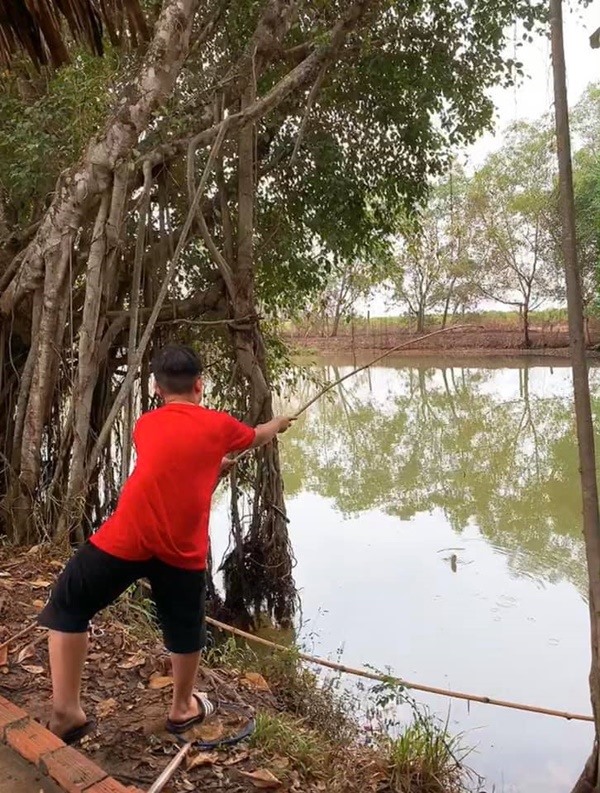 Con trai của cô là Cà Pháo rất thích vì được câu cá, hái rau, lội sình, khám phá thiên nhiên..