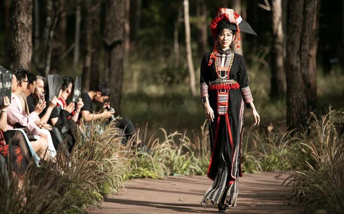 Sự kiện này nằm trong khuôn khổ các hoạt động của Lễ hội Văn hóa Thổ cẩm Việt Nam lần II năm 2020 được tổ chức tại tỉnh Đắk Nông. Buổi trình diễn thời trang thổ cẩm trong rừng là điểm nhấn quan trọng trong việc nâng tầm cho các sản phẩm thổ cẩm ứng dụng, quảng bá tích cực về nghề dệt vải truyền thống cũng như sự bay bổng của các nhà thiết kế.  Fashion show “Hương rừng sắc núi” nằm trong khuôn khổ các hoạt động của Lễ hội Văn hóa Thổ cẩm Việt Nam lần II năm 2020