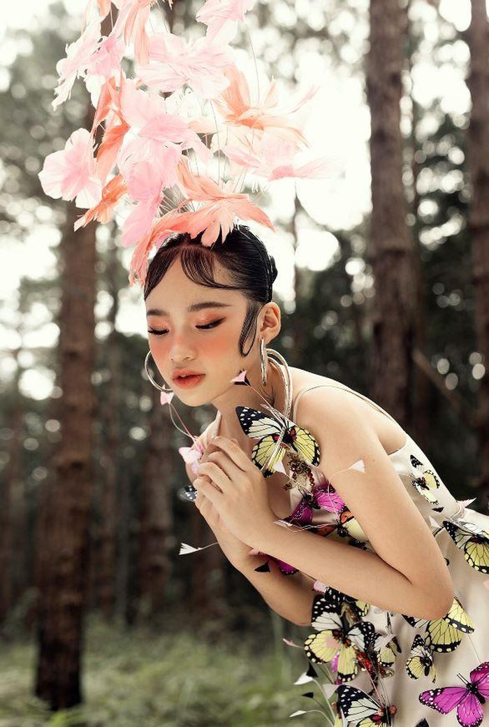 Đã có 65 người mẫu tham gia trình diễn tại fashion show thổ cẩm “Hương rừng sắc núi” trong đó có nhiều người mẫu nổi tiếng như: Trương Thị May, Hoàng Thùy, Thúy Ngân, mẫu nhí Bảo Hà…
