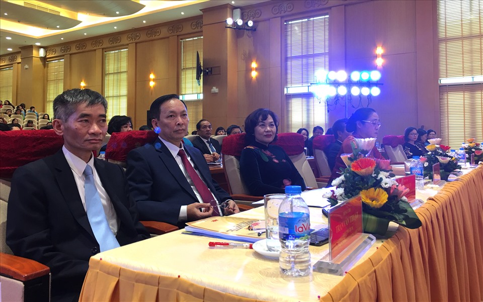 Lãnh đạo Ngân hàng Nhà nước, Trung ương Hội liên hiệp phụ nữ Việt Nam, Tổng Liên đoàn Lao động Việt Nam tại Hội nghị. Ảnh: Trần Kiều