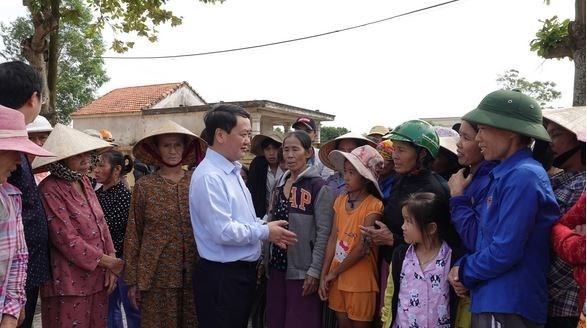 Phó Chủ tịch- Tổng thư ký Hầu A Lềnh chia sẻ với bà con xã An Thuỷ, huyện Lệ Thuỷ, tỉnh Quảng Bình