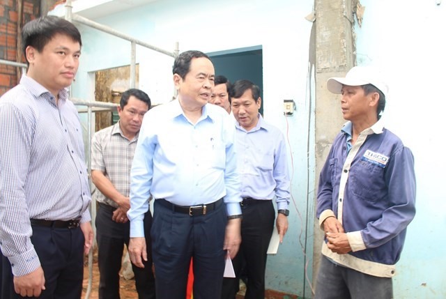 Chủ tịch Trần Thanh Mẫn thăm hỏi, chia sẻ với những thiệt hại của người dân Quảng Ngãi.