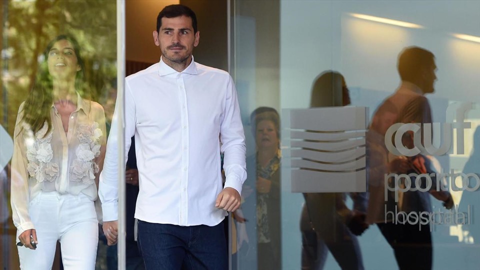 Khỏe lại và xuất viện, nhưng cơ thể của Casillas đã không còn như trước để anh có thể tiếp tục thi đấu. Ảnh: AFP