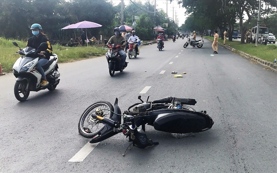 Một cảnh sát giao thông bị tông trọng thương trên đường Nguyễn Văn Linh trưa 16.11. Ảnh: Nhật Duy