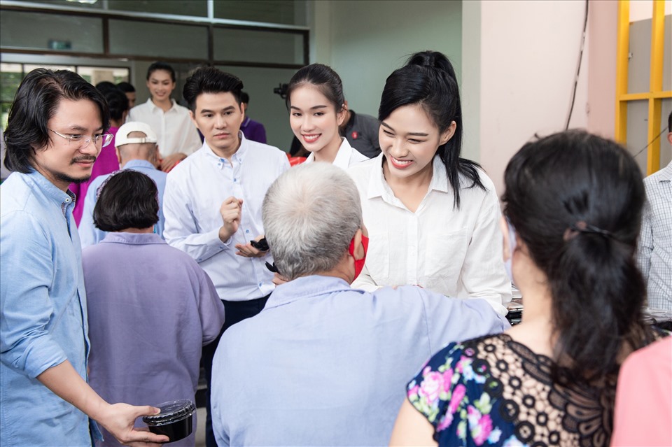 Với 350 phần cơm, 350 phần quà trong đó gồm trà, sữa, mì gói và 100 phần hiện kim (mỗi phần 500 nghìn đồng) dành cho các bệnh nhân mắc bệnh ung thư. Sau khi đến tận phòng bệnh phát quà, top 3 và Người đẹp nhân ái đã ngồi lại lắng nghe tâm sự của những người mắc căn bệnh quái ác này. Ảnh: