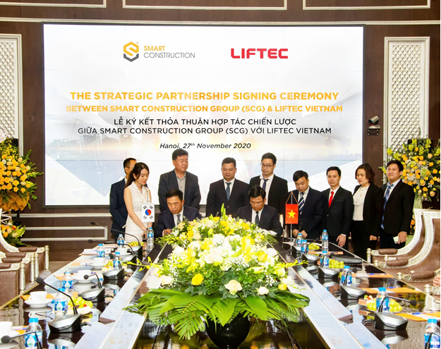 Ông Lê Văn Nam - CEO Smart Construction Group (SCG) và ông You Kyung Nam - Chủ tịch Tập đoàn LIFTEC ký kết Thỏa thuận hợp tác chiến lược