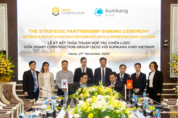 Ông Huỳnh Tấn Quốc - Phó TGĐ SCG ký kết Thỏa thuận hợp tác chiến lược với ông Jang Yeon -  General Sales Manager Công ty Kumkang Kind Vietnam