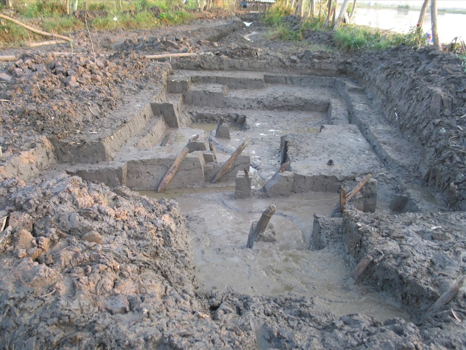 3.Viện khảo cổ Khai quật bãi cọc đồng Vạn Muối năm 2005. Ảnh: Ngô Đình Dũng