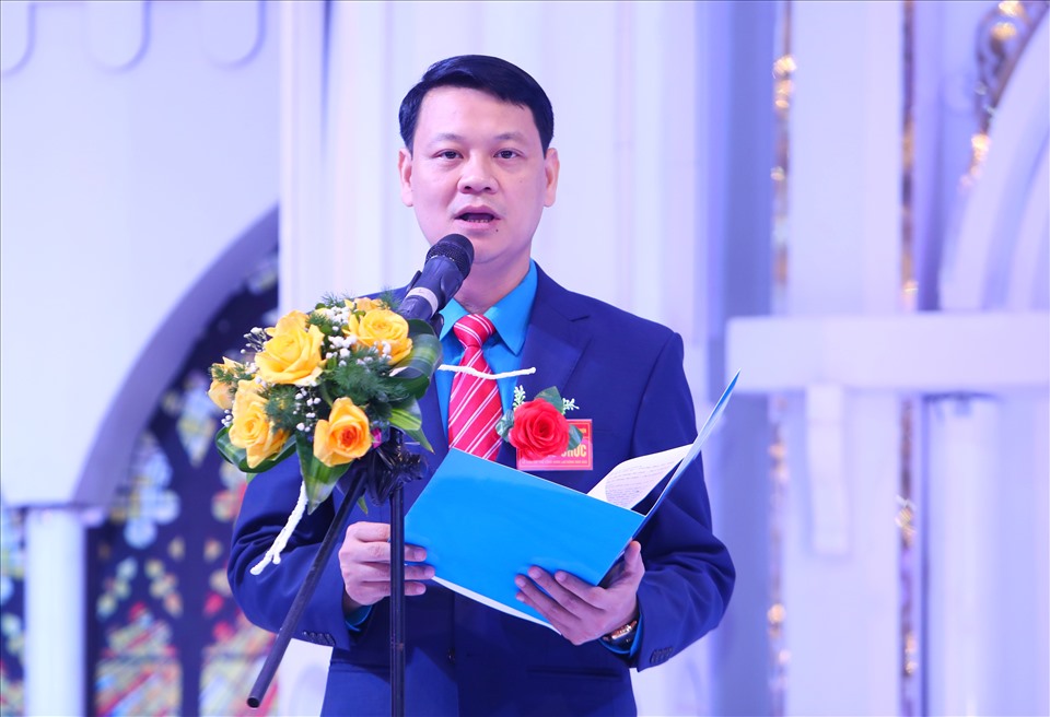 Phó Chủ tịch phụ trách Liên đoàn Lao động tỉnh Thái Nguyên Phạm Việt Dũng phát biểu tại lễ cưới tập thể. Ảnh: Tô Thế