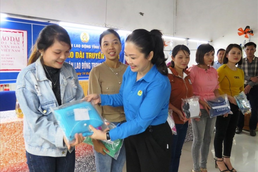 Đồng chí Lê Thị Hải Yến - Phó Chủ tịch LĐLĐ Hà Tĩnh tặng áo dài cho nữ công nhân lao động. Ảnh: Ái Chi.