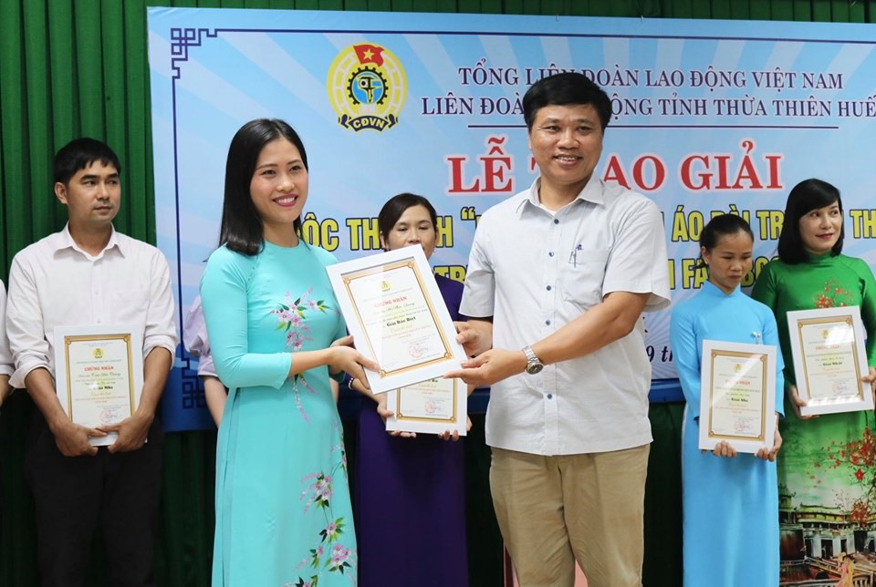 LĐLĐ tỉnh Thừa Thiên-Huế trao giải cuộc thi ảnh “Nữ công nhân viên chức lao động với áo dài truyền thống” trên mạng xã hội Facebook. Ảnh: Đình Phô