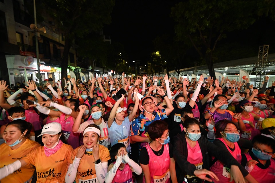 Hàng nghìn người Hà Nội thức đêm cổ vũ các vận động viên VM Hanoi Midnight trước vạch xuất phát. Ảnh: Đức Đồng