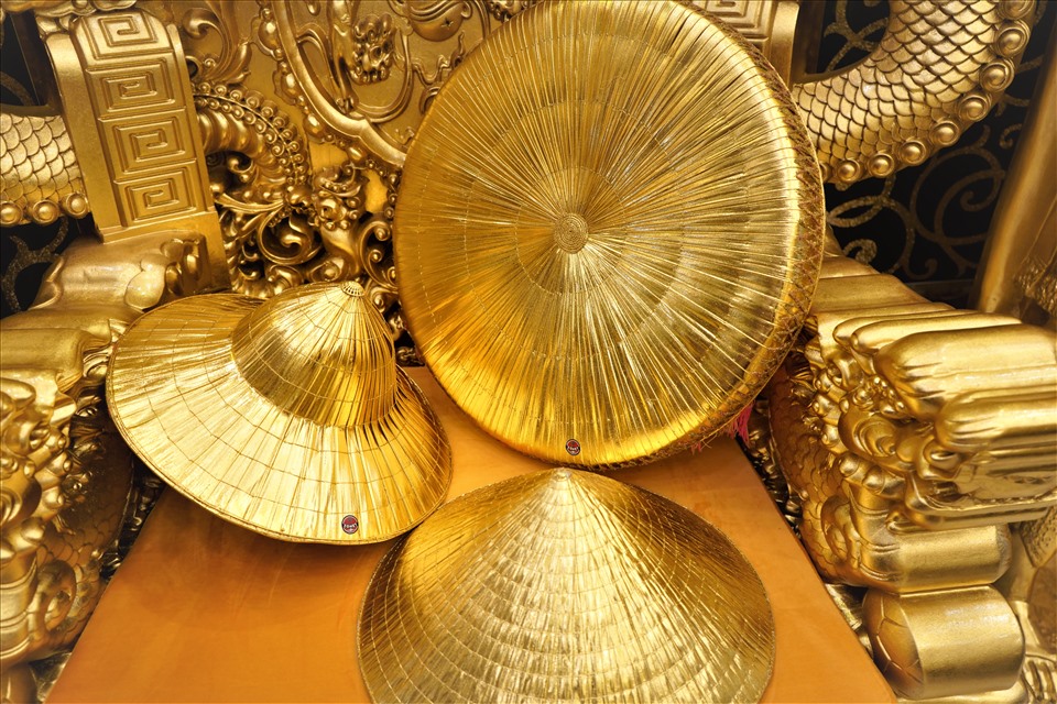 Ba chiếc nón tượng trưng cho nét văn hóa của người Việt Nam cũng được anh Trung sưu tầm và dát vàng.