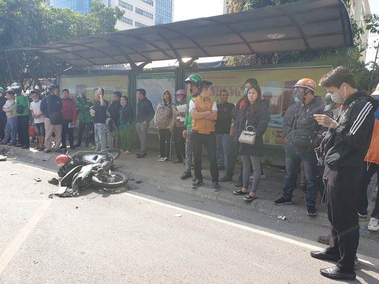 Người dân theo dõi vụ tai nạn giao thông trên đường Phạm Hùng. Ảnh: Phạm Đông