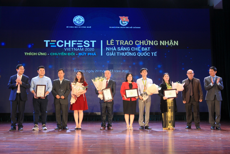 Ông Trần Đình Giao được trao chứng nhận đạt giải tại Techfest 2020.