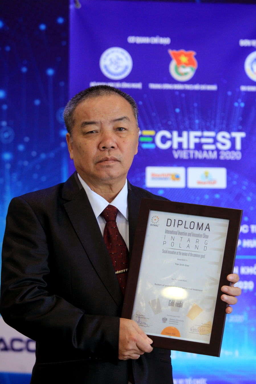 Ông Trần Đình Giao với chứng nhận đạt Huy chương vàng.