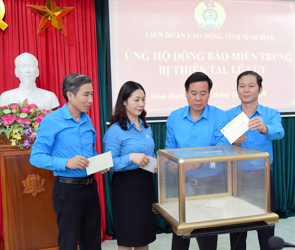 Lãnh đạo LĐLĐ tỉnh Ninh Bình tham gia đóng góp, ủng hộ đồng bào miền Trung. Ảnh: NT