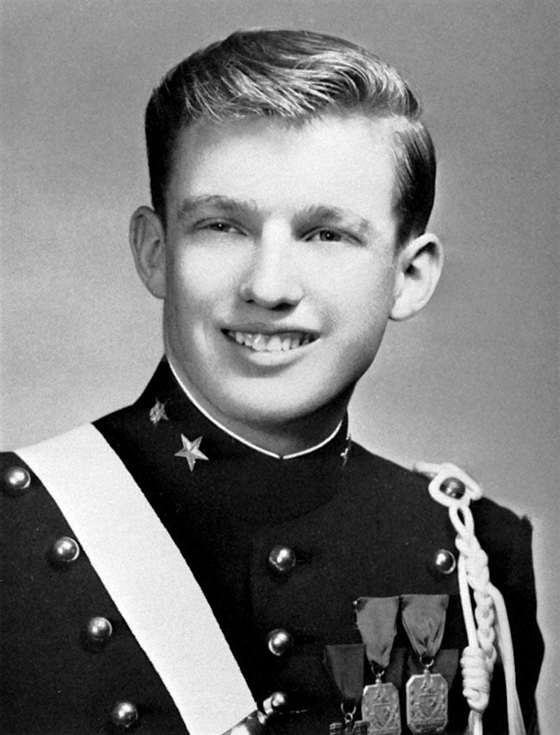 Ông Donald Trump, 18 tuổi, mặc quân phục trong ảnh kỷ yếu năm 1964 của Học viện Quân sự New York. Ảnh: Học viện Quân sự New York.