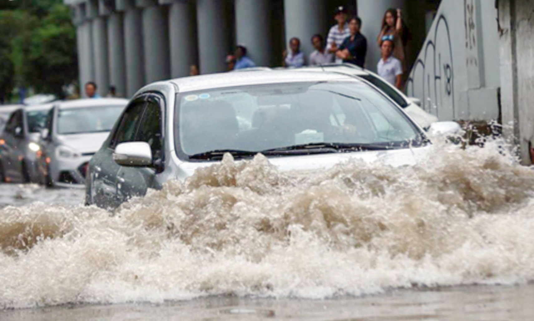 Xe ôtô bị ngập nước dẫn đến hỏng hóc là điều mà không chủ xe nào mong muốn xảy ra với “xế yêu” của mình. Ảnh: BD
