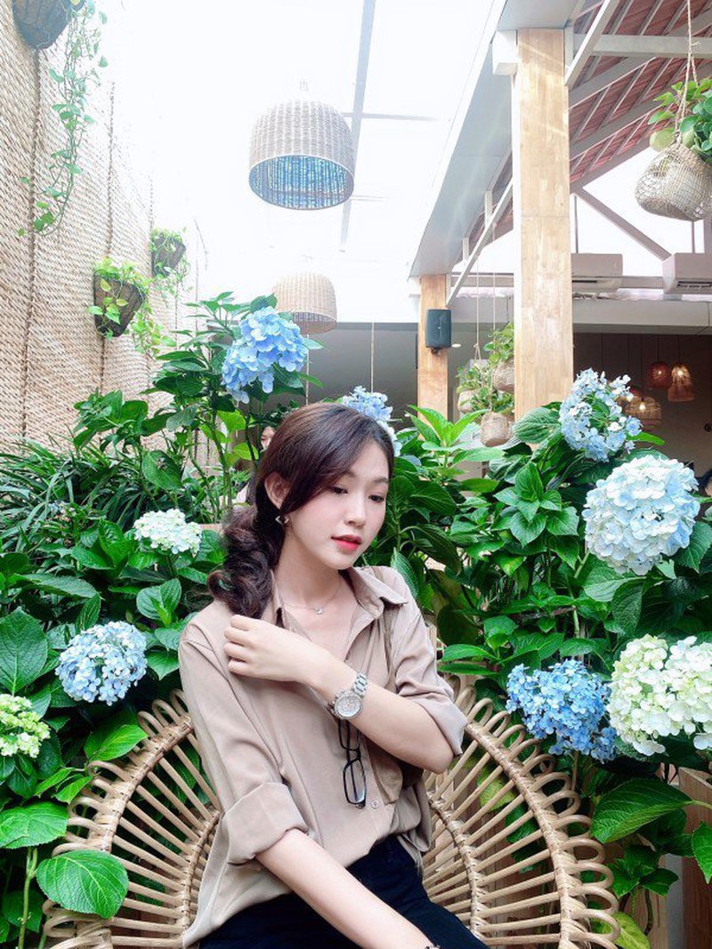 Người đẹp Đậu Hải Minh Anh là thí sinh đến từ Nghệ Anh. Cô sở hữu chiều cao 1,7 m, nặng 56 kg, số đo ba vòng 80 - 61 - 90 cm.   Hiện tại, người đẹp đang là hiện là sinh viên Đại học Kinh tế - Luật TP HCM.
