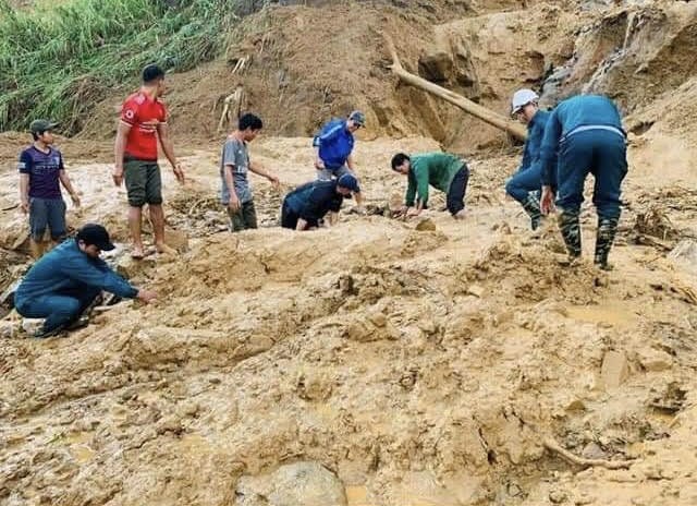 Lực lượng tại chỗ, nòng cốt là cán bộ thôn xã ở Phước Lộc đang tìm kiếm người mất tích.