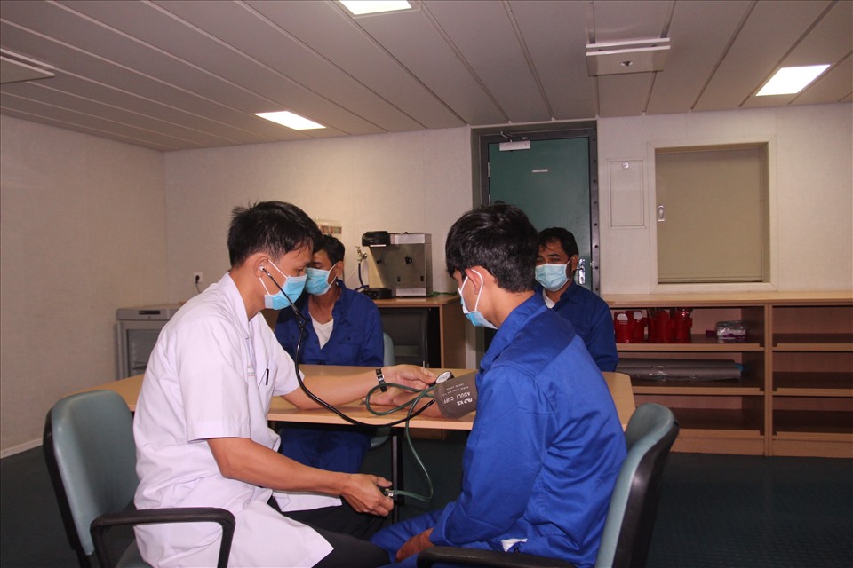 Các ngư dân được lực lượng y tế kiểm tra sức khỏe trước khi bàn giao cho gia đình và địa phương. Ảnh: Phương Linh