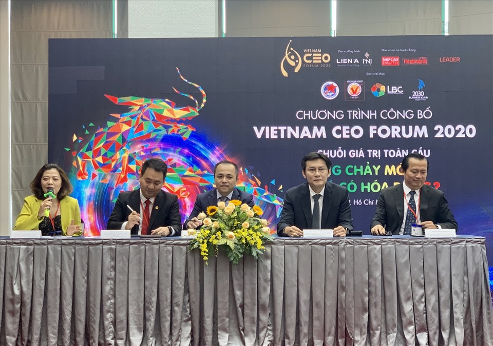 Đại diện Ban tổ chức Diễn đàn CEO Việt Nam 2020 phát biểu tại buổi họp báo. Ảnh: Khánh Linh.