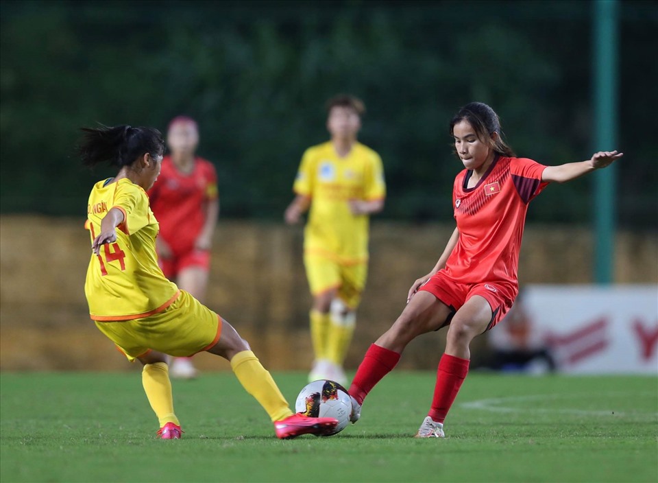Trận đấu giữa Dự tuyển Quốc gia và Phong Phú Hà Nam đã diễn ra kịch tính. Ảnh: VFF