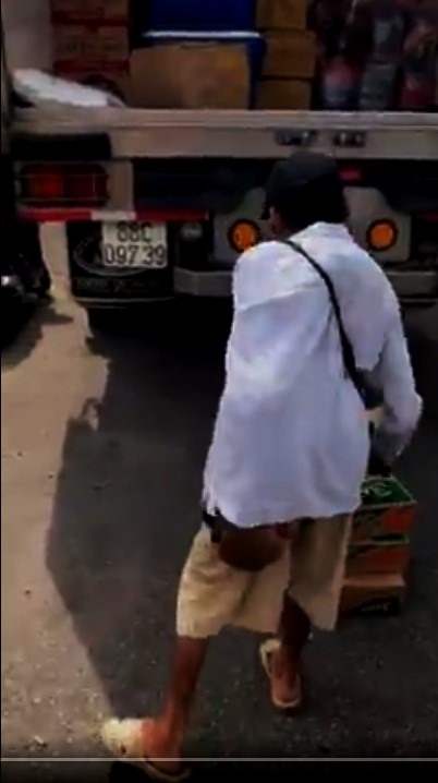 Người đàn ông bán vé số bị tật ở tay, đi đứng khó khăn nhưng vẫn đến ủng hộ 1 thùng mì cho đồng bào Miền Trung. Ảnh chụp màn hình video của đội xe 68