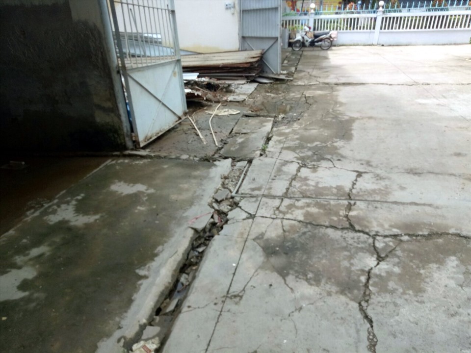 Nhiều hạng mục công trình UBND Thành phố Bạc Liêu bị ảnh hưởng nghiêm trọng do việc xây dựng Trụ sở Ngân hàng gây nên (ảnh Nhật Hồ)