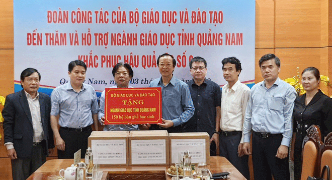 Thứ trưởng Phạm Ngọc Thưởng tặng quà cho ngành GD tỉnh Quảng Nam. (Ảnh: TP)