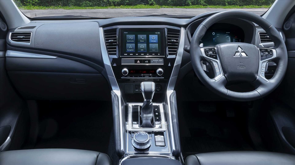 Nội thất và trang bị tiên nghi trên khoang lái của mẫu xe Mitsubishi Pajero Sport 2020. Ảnh: Mitsubishi.