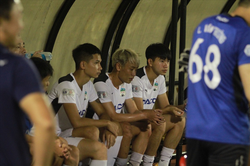 Nguyễn Kiên Quyết (giữa) và các cầu thủ trẻ của HAGL ngồi thất thần trong khu vực cabin huấn luyện. Ảnh: Thanh Vũ