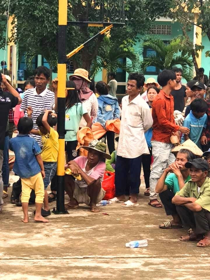 Anh Nguyễn Thành Trung, 1 thành viên trong nhóm chia sẻ: “Khi chúng tôi đến Quảng Trị nhìn thấy bà con đã đợi ở đó, người ẵm con nhỏ, người dìu người già, nhìn mọi người mà chúng tôi không khỏi xúc động”. Anh Trung cho biết thêm khi vận động giúp bà con Miền Trung rất nhiều người dân Kiên Giang đã đến hỏi đội xe cần gì để mang đến ủng hộ. Thậm chí có những người bán vé số, những người nghèo khó cũng đến ủng hộ mì gói làm anh em đội xe xúc động không nói nên lời.