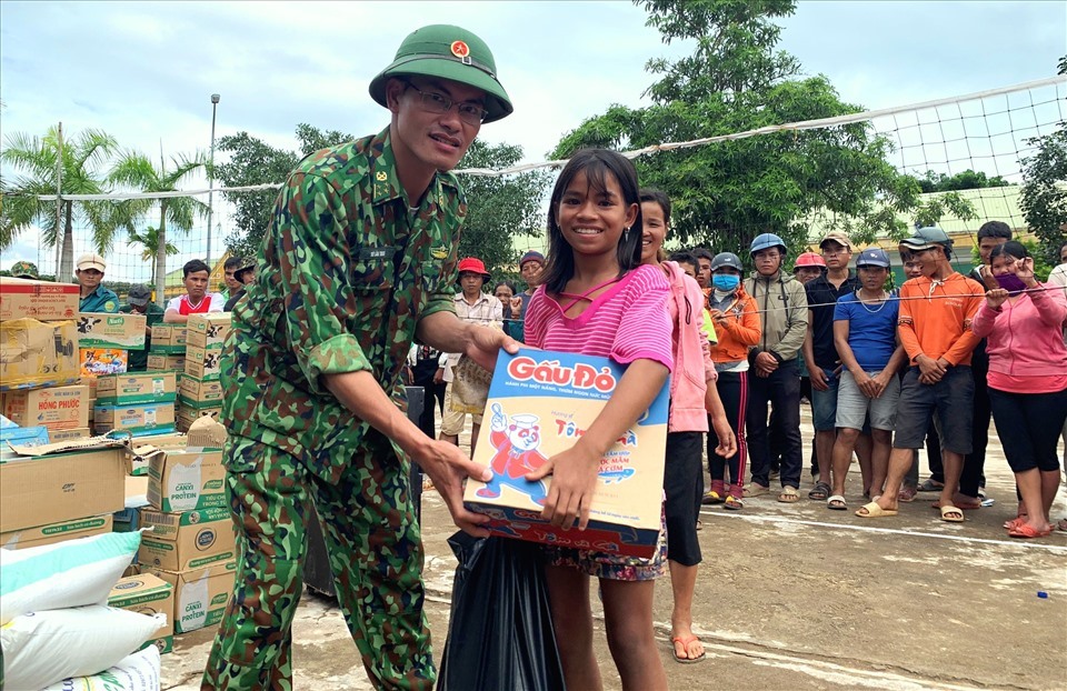 Một số hình ảnh của lực lượng bộ đội biên phòng Ba Tầng cùng đội xe 68 phát hàng cứu trợ cho bà con.