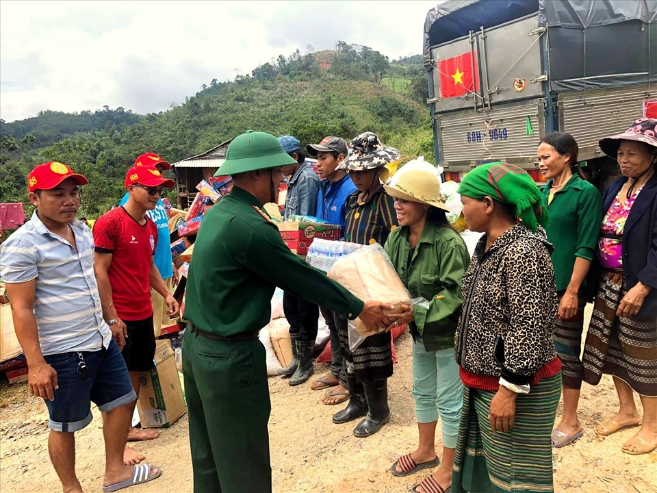 Một số hình ảnh của lực lượng bộ đội biên phòng Ba Tầng cùng đội xe 68 phát hàng cứu trợ cho bà con.