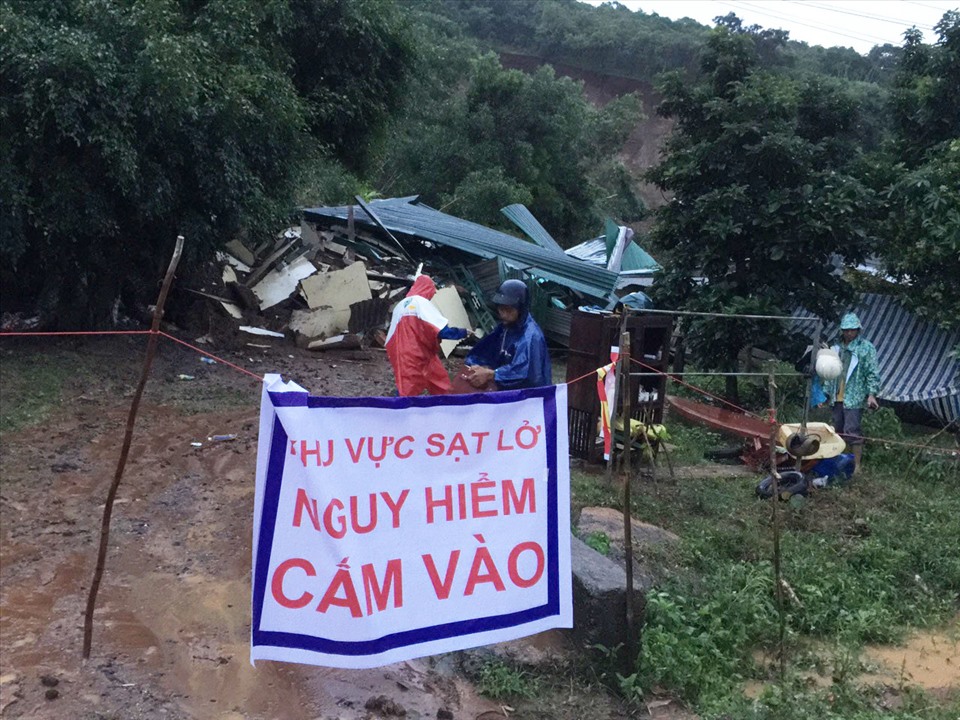 Mưa lớn ít ngày qua đã gây sạt lở đất ở một vài khu vực ở huyện Krông Bông (Đắk Lắk) làm nhiều nhà dân bị sụp đổ hoàn toàn. Ảnh: T.X