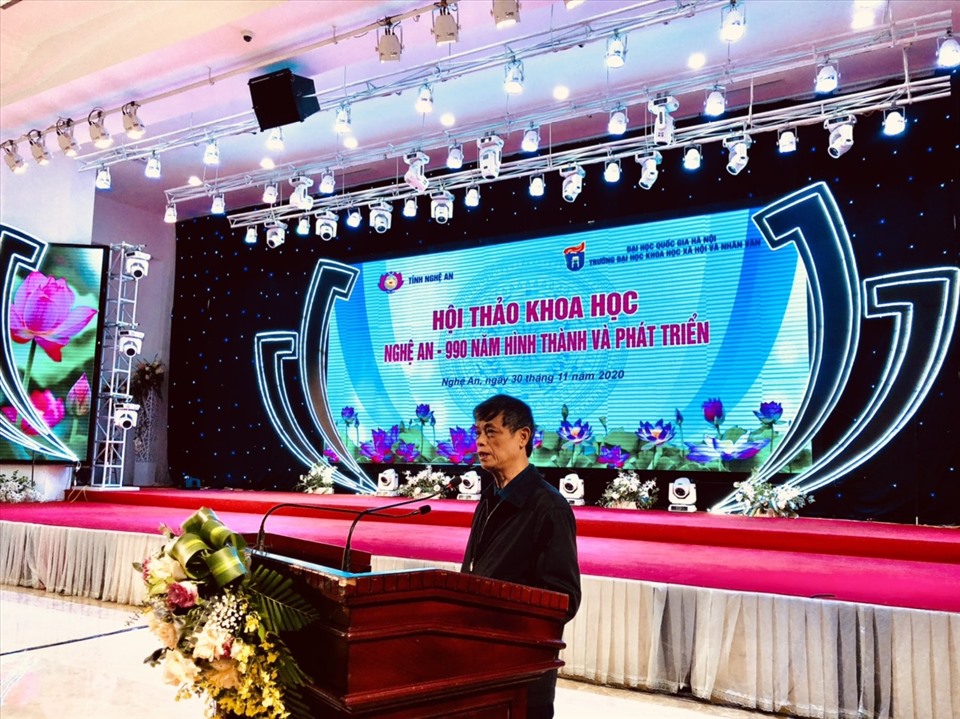 Nhà nghiên cứu Đào Tam Tỉnh - nguyên Giám đốc Thư viện tỉnh Nghệ An trình bày tham luận tại Hội thảo khoa học “Nghệ An- 990 năm hình thành và phát triển”. Ảnh: Cương Giang