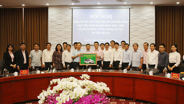 Công đoàn NHCSXH tặng tỉnh Lào Cai 01 xe ô tô cứu thương.