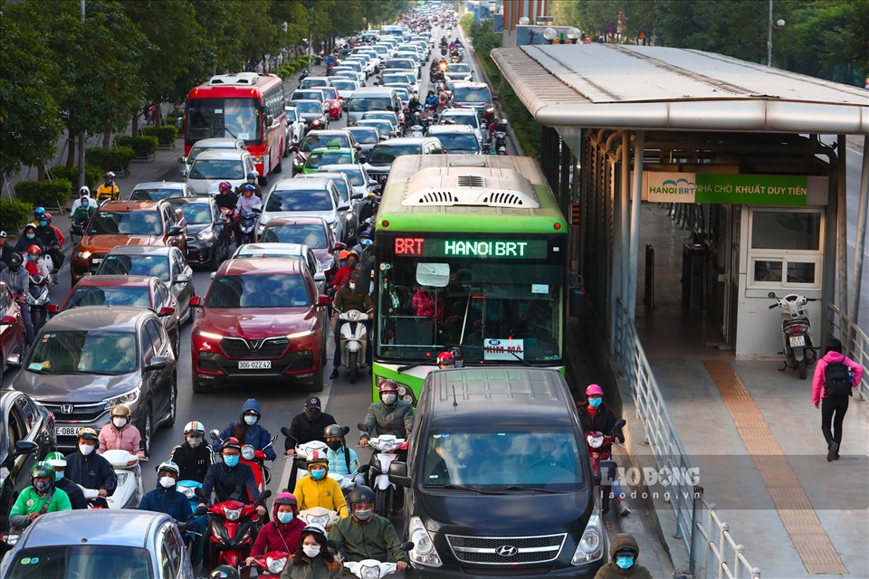 Sau 3 năm được đưa vào khai thác, tình trạng tắc đường trên các tuyến đường có xe buýt nhanh BRT đi qua vẫn thường xuyên diễn ra. Đặc biệt là tại các nút giao như Khuất Duy Tiến, Lê Văn Lương,…