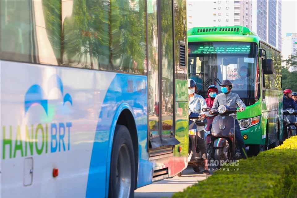 Mới đây, Hiệp hội Vận tải hành khách công cộng Hà Nội đã có văn bản kiến nghị UBND và Sở GTVT TP Hà Nội ưu tiên triển khai 14 tuyến đường dành riêng cho xe buýt nhằm cải thiện điều kiện vận hành, nâng cao năng lực vận chuyển, góp phần thu hút hành khách sử dụng dịch vụ, từ đó giúp giảm phương tiện cá nhân và giảm ùn tắc giao thông. Trước đó vào năm 2017, hệ thống xe buýt nhanh của Dự án Đầu tư phát triển giao thông đô thị Hà Nội cũng được đi vào hoạt động.