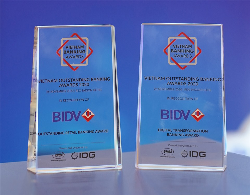 Giải thưởng Ngân hàng bán lẻ Tiêu biểu và Ngân hàng Chuyển đổi số Tiêu biểu ghi nhận những nỗ lực của BIDV trong năm 2020. Ảnh BID