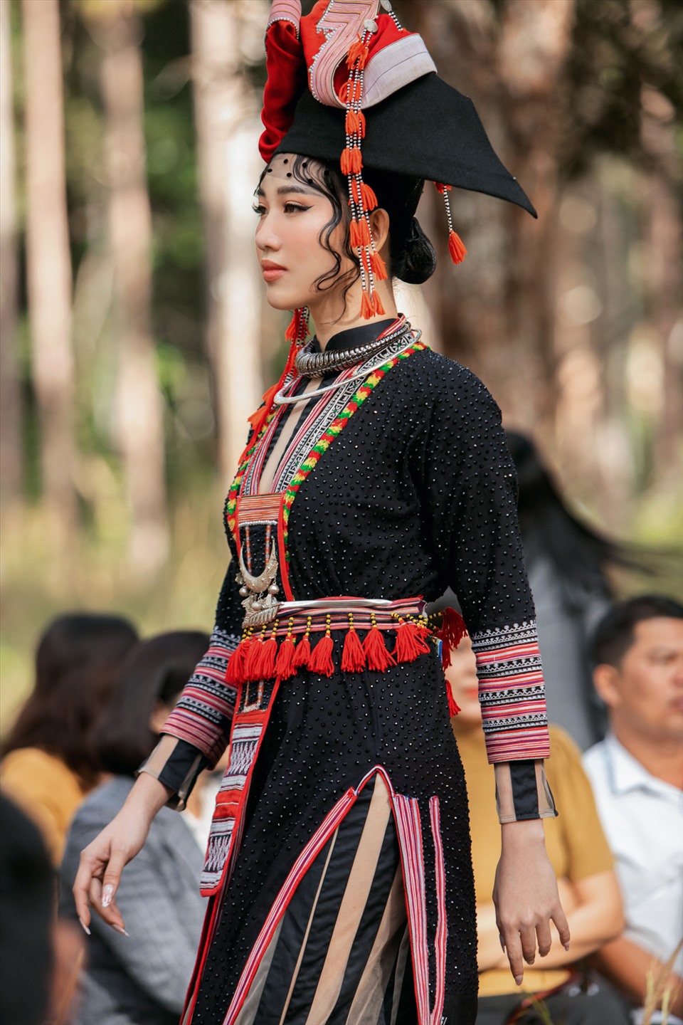 Cô bày tỏ niềm hào hứng khi được diện trang phục thổ cẩm của người dân đồng bào vùng cao. Đây là thiết kế được thực hiện theo cảm hứng tân cổ giao thoa. Ảnh: NVCC.