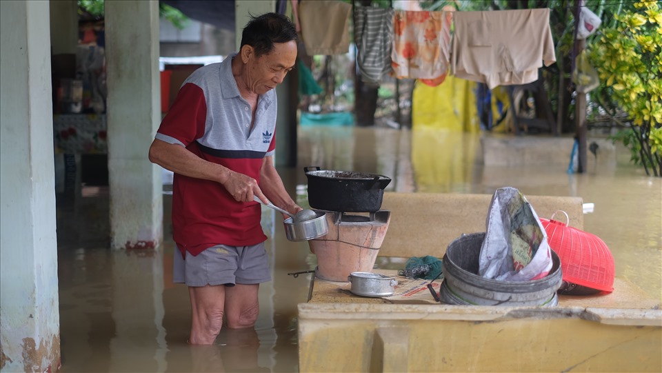 Ông Trương Hùng, thôn Phú Trung, xã Vĩnh Trung, Nha Trang, Khánh Hòa bên trong căn nhà ngập sâu. Ảnh: Nhiệt Băng